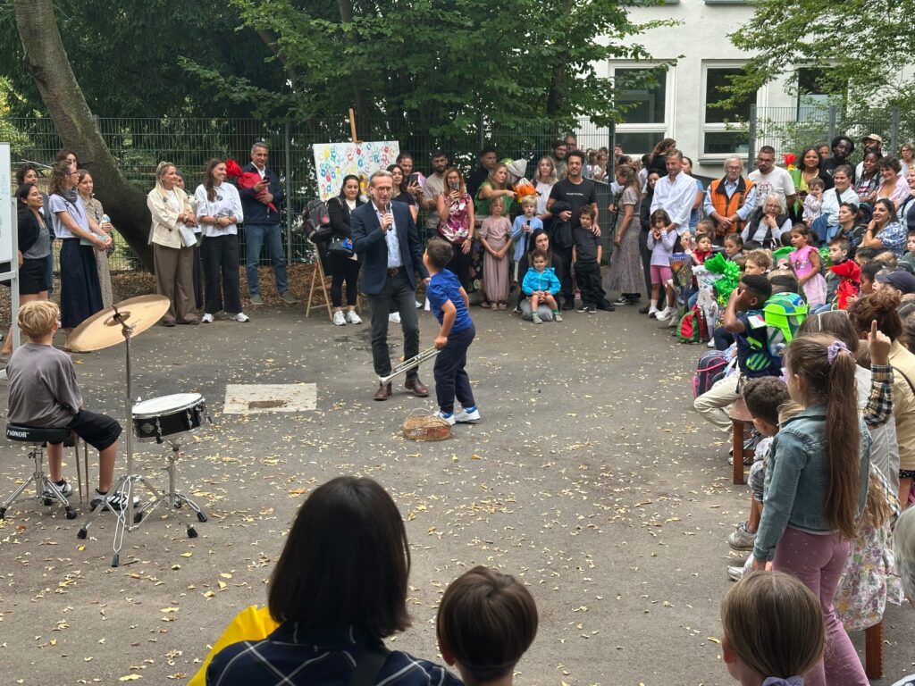 Herr Müller begrüßt die Schulneulinge 