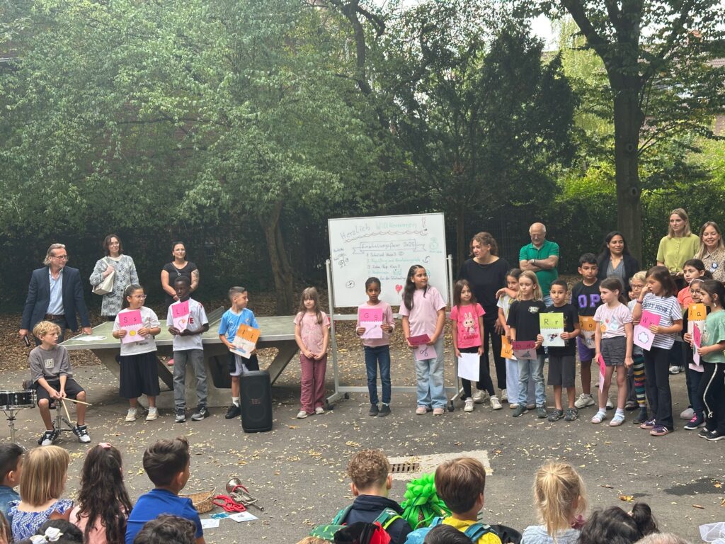 Vorstellung des Zebra-Raps durch die Stufe 2 (Füchse und Giraffen) 